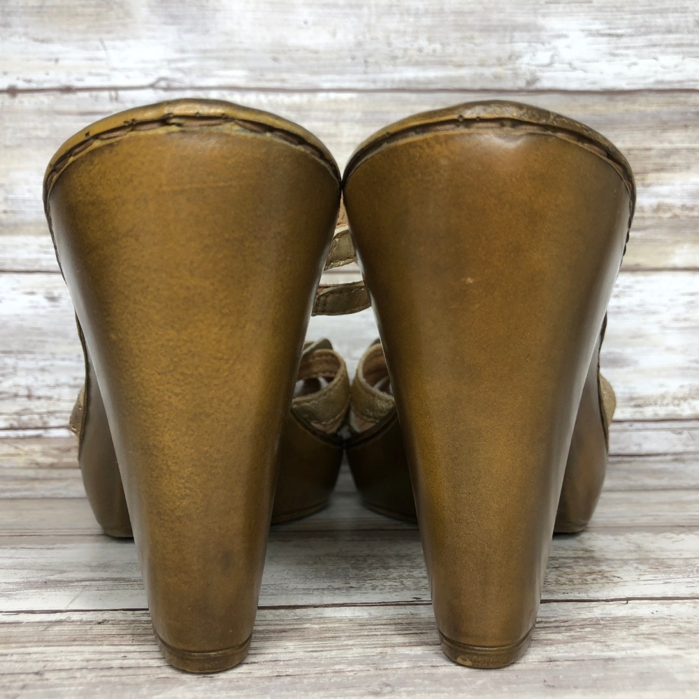 Born 10M Gold Leather Platform Slide Sandal - Picture 5 of 8
